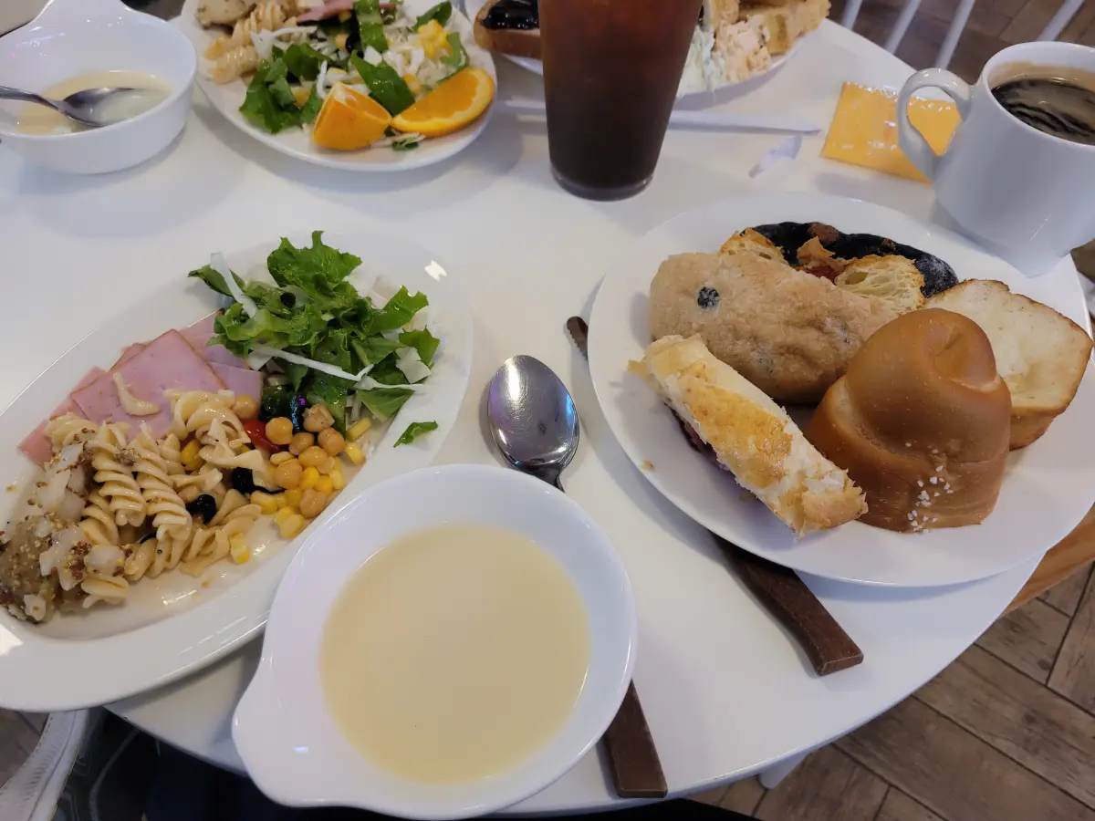 브런치-빵뷔페-샐러드-푸실리-햄-옥수수-소금빵-커피