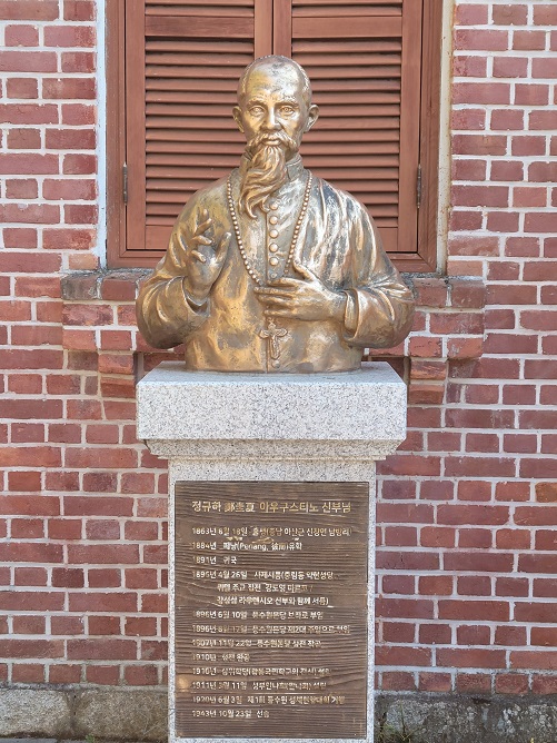 풍수원성당 박물관(구 사제관) 앞에 있는 정규하 아우구스티노 신부 흉상 사진