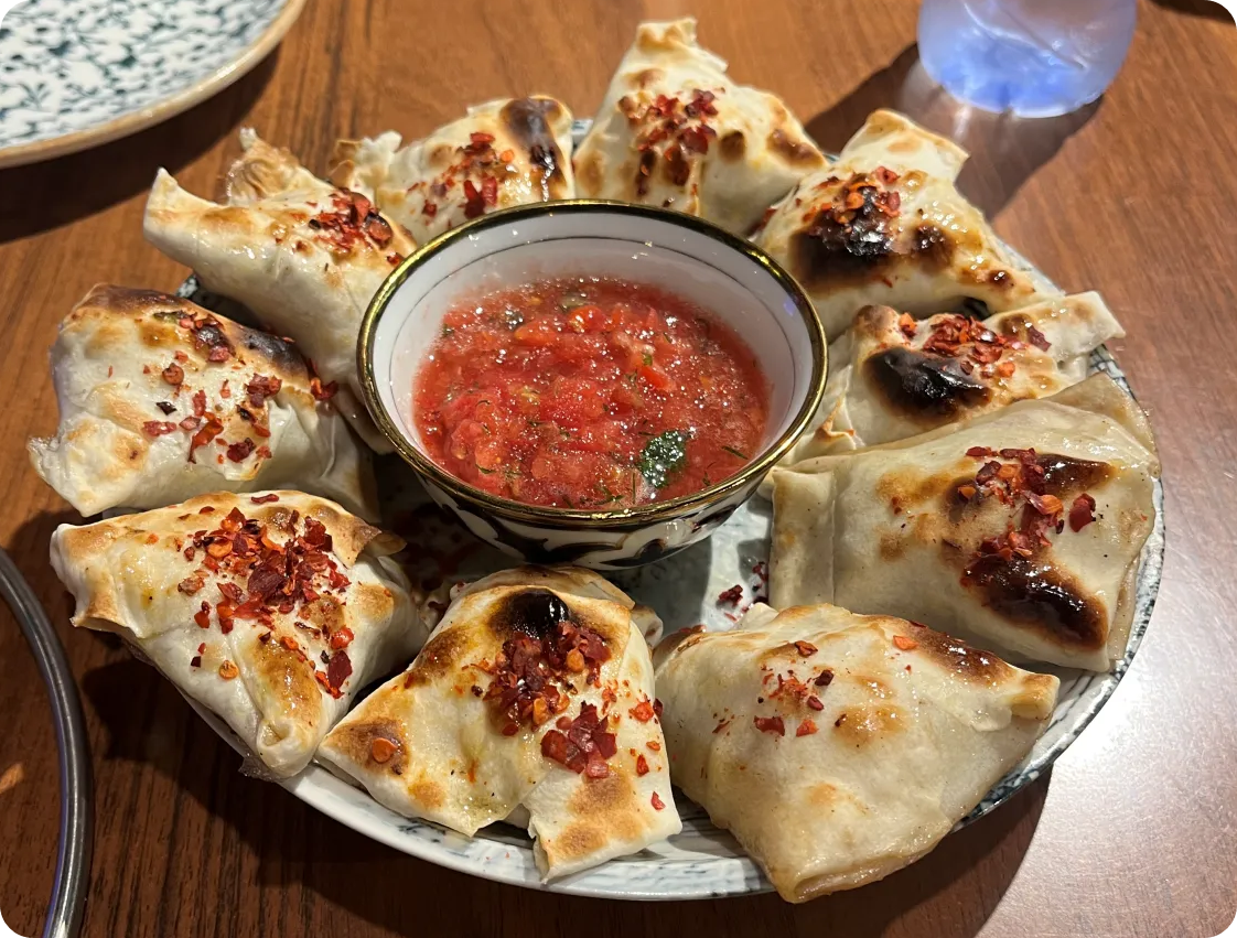 샤실릭-접시위에-솜사-여러개가-빙둘러있고-가운데-소스