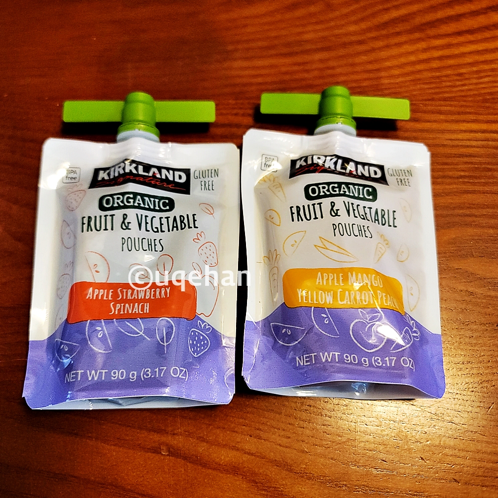 커클랜드 시그니춰 유기농 프루트 앤 베제터블 파우치 2가지 종류를 탁자위에 올려놓았다.