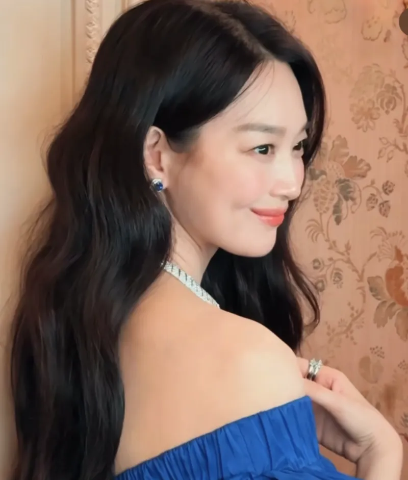 루이비통 하이 주얼리, 루이비통 버츄어시티 컬렉션, 신민아 화보, 신민아 루이비통, 고소영 패션, 고소영 동안 비결, 다이아몬드 반지 추천, 오프숄더 드레스 코디, 하이 주얼리 스타일링, 40대 여성 하이 주얼리, 명품 주얼리 브랜드, 셀럽 착용 주얼리, 공유 수트핏, 공유 공식석상 패션, 명품 수트 코디법, 신민아 공유 루이비통, 공유 신민아 투샷, 루이비통 커플 화보, 남녀 하이 주얼리 스타일링