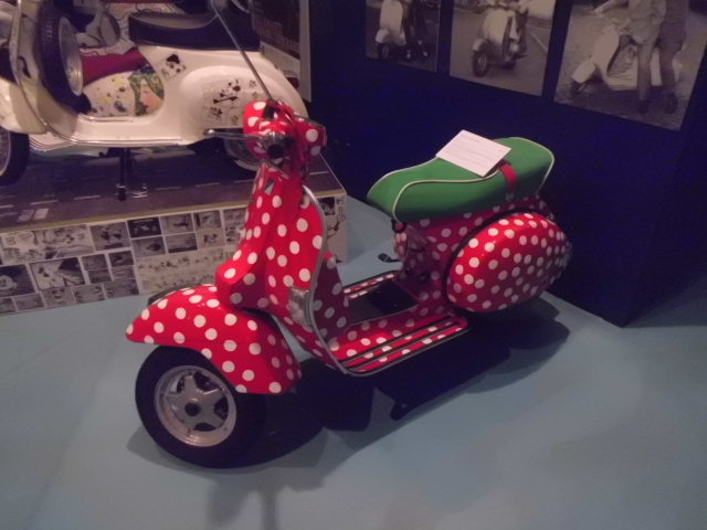 이탈리아 폰테데라 피아지오 박물관 꽃무늬 베스파