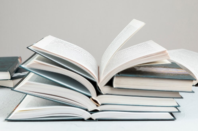 펼쳐져 있는 책 이미지