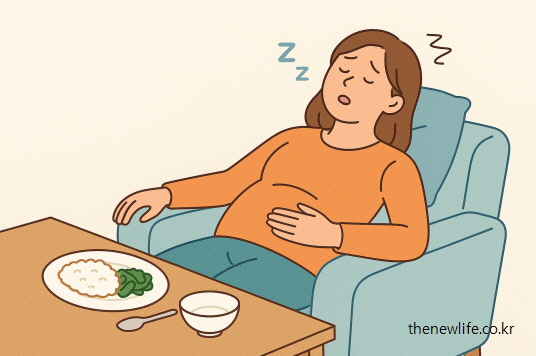 식사 후 소파에 기대어 잠든 여성의 모습 – 식후 낮잠 자는 모습 표현