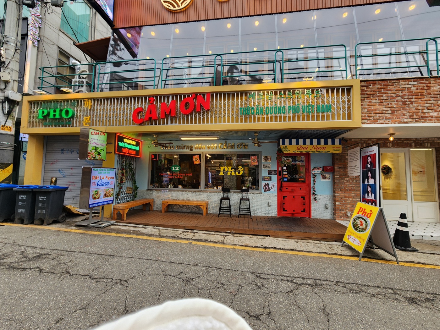 까몬음식점 외부모습