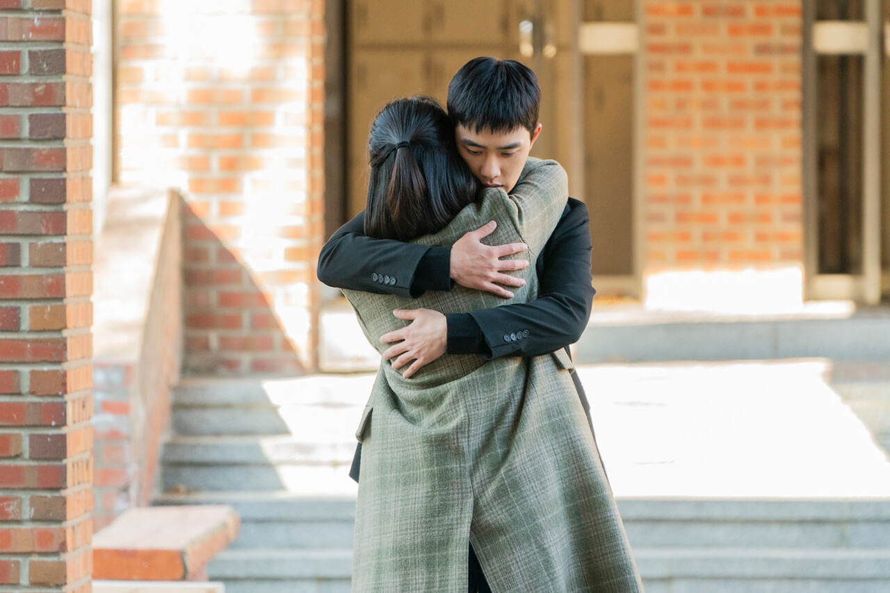 서로 안고 있는 남자와 여자