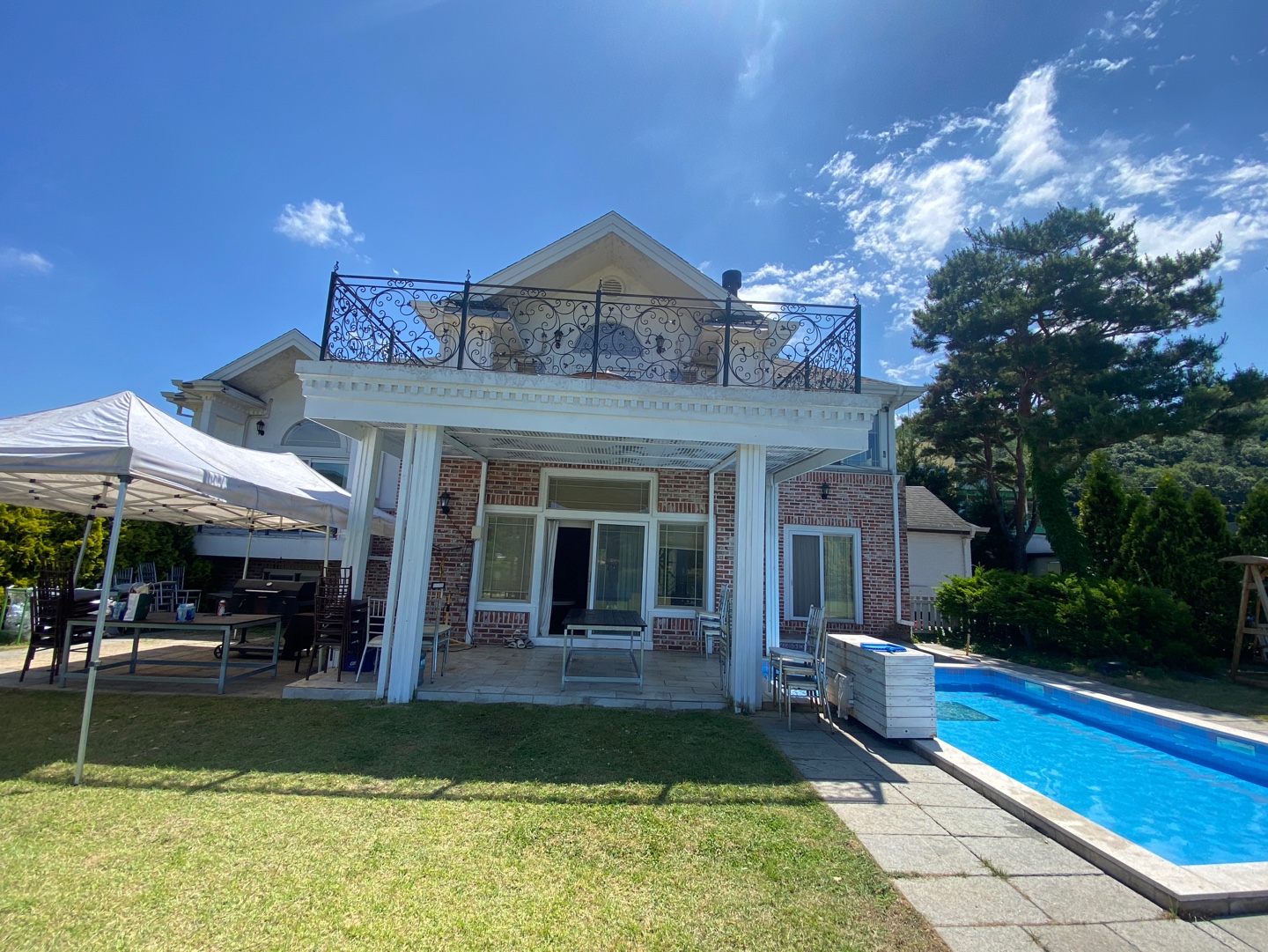  강가의 집 전경과 앞 잔디마당