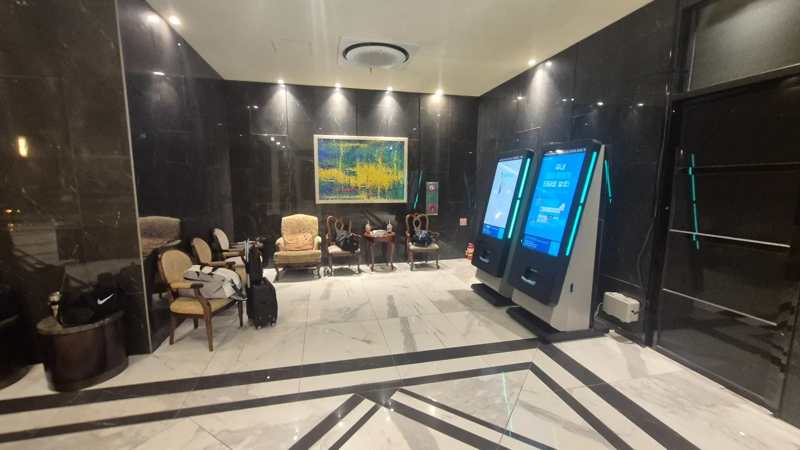 클럽하우스 키오스크와 안락한 대기 좌석 &ndash; 신속한 체크인