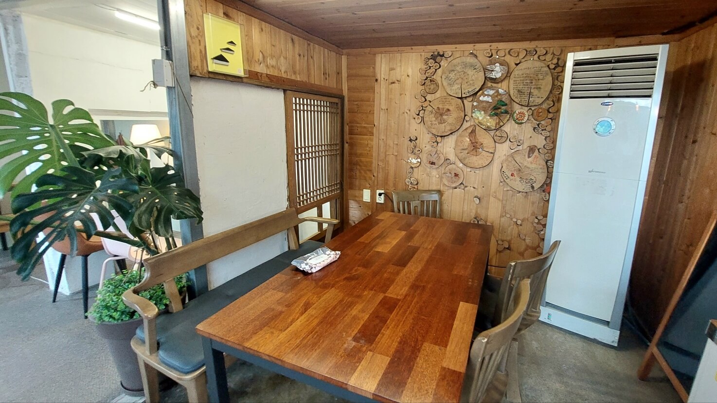 내부 큰 탁자 모습