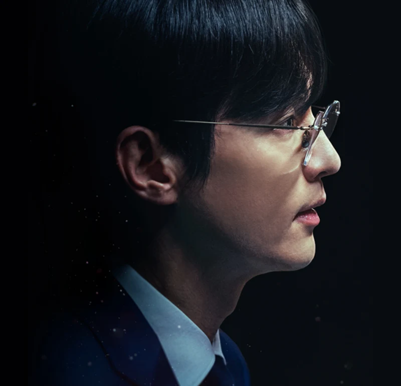 검은배경에 양복을 입은 오랫동안 당신을 기다렸습니다의 차영운