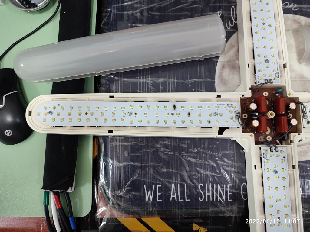 꺼진 LED 기판의 LED 소자 몇개가 탔네요.