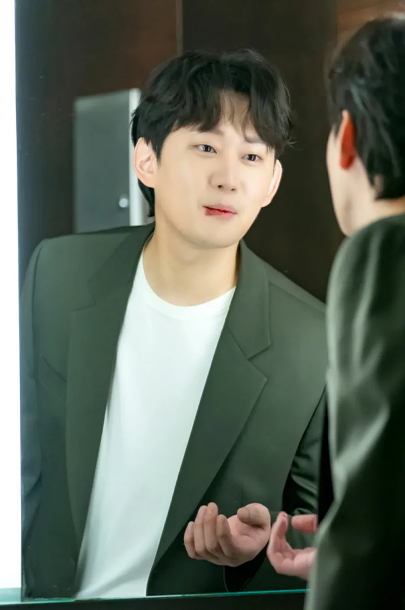 드라마 보물섬에서 염희철 역을 맡은 권수현