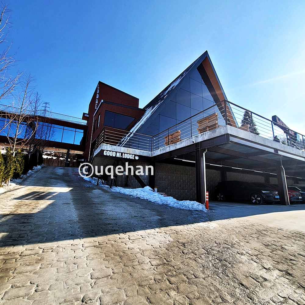 건물 아래 우측으로 양주 카페 럿지 주차장이 마련되어 있다.