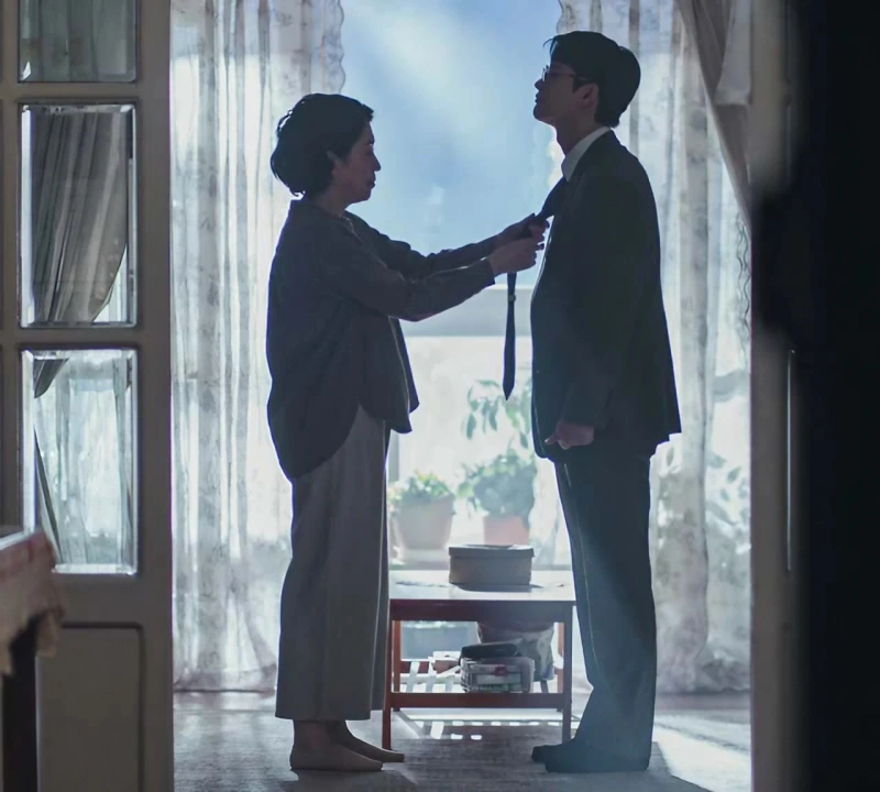 어머니가 아들의 넥타이를 메주고 있는 이재&#44; 곧 죽습니다 포스터