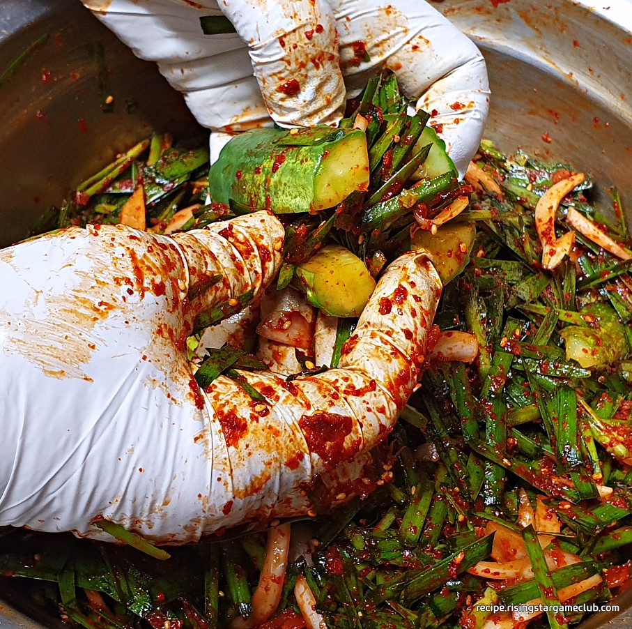 오이 소박이에 들어갈 오이 사이에 만들어진 양념을 적당량 넣어주는 사진