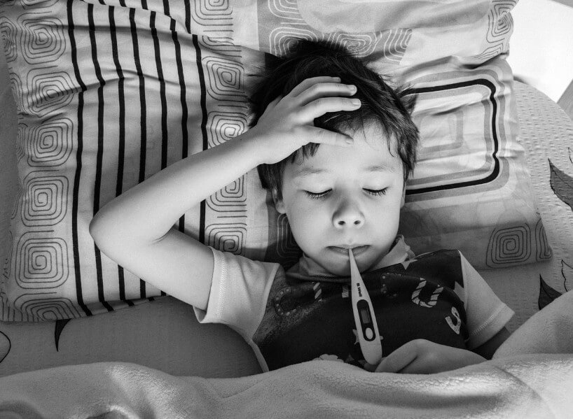 어린이가 열이 나서 온도를 재는 모습