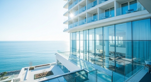 바다 전망이 보이는 호텔 창문&amp;#44; 밝은 바다색