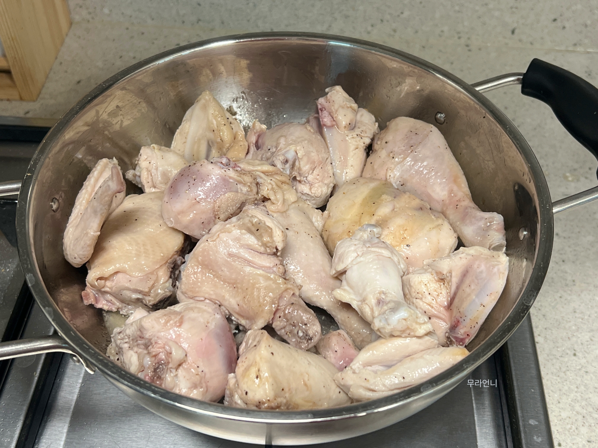 닭을 먼저 볶으면 맛있고 양념도 잘 뱀