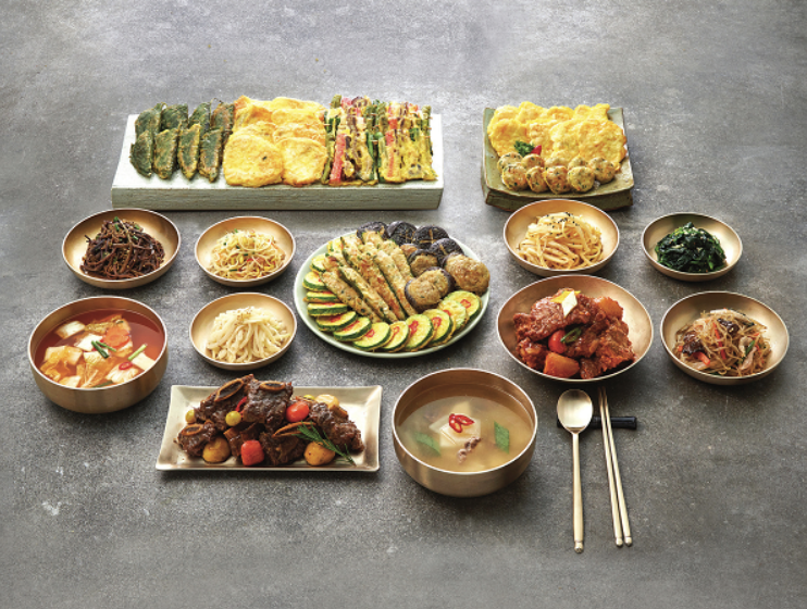 한국 설날 음식 상차림에 대한 사진