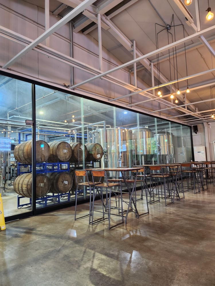 펀더멘탈 브루잉 맥주집 내부