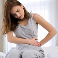 하복부-통증이-있는-여성-사진