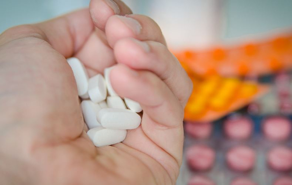 미성년자에게 수면제를 제공한 뒤 성관계를 맺어 기소된 20대 남성이 첫 공판에서 혐의에 대한 입장을 밝히지 않았다. 본 기사와 무관한 이미지. [사진=픽사베이]