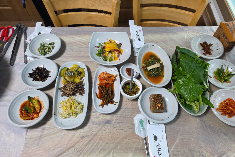 밑반찬들이 테이블 위에 있다.