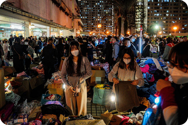 27일 홍콩 ‘웡 푹 코트’ 아파트 단지 인근에서 자원봉사자들이 화재 피해를 입은 주민들에게 나눠 줄 구호품을 정리하고 있다. [사진=EPA 연합뉴스]