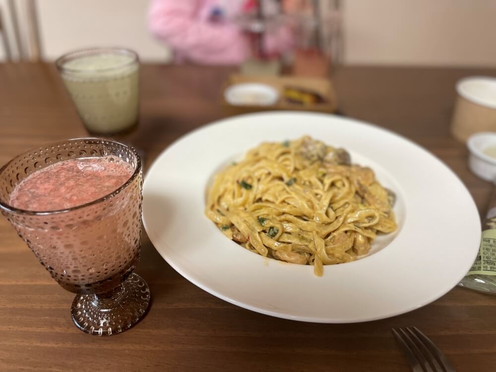 아웃백 - 팬에 뎁혀서 접시에 담은 투움바 파스타