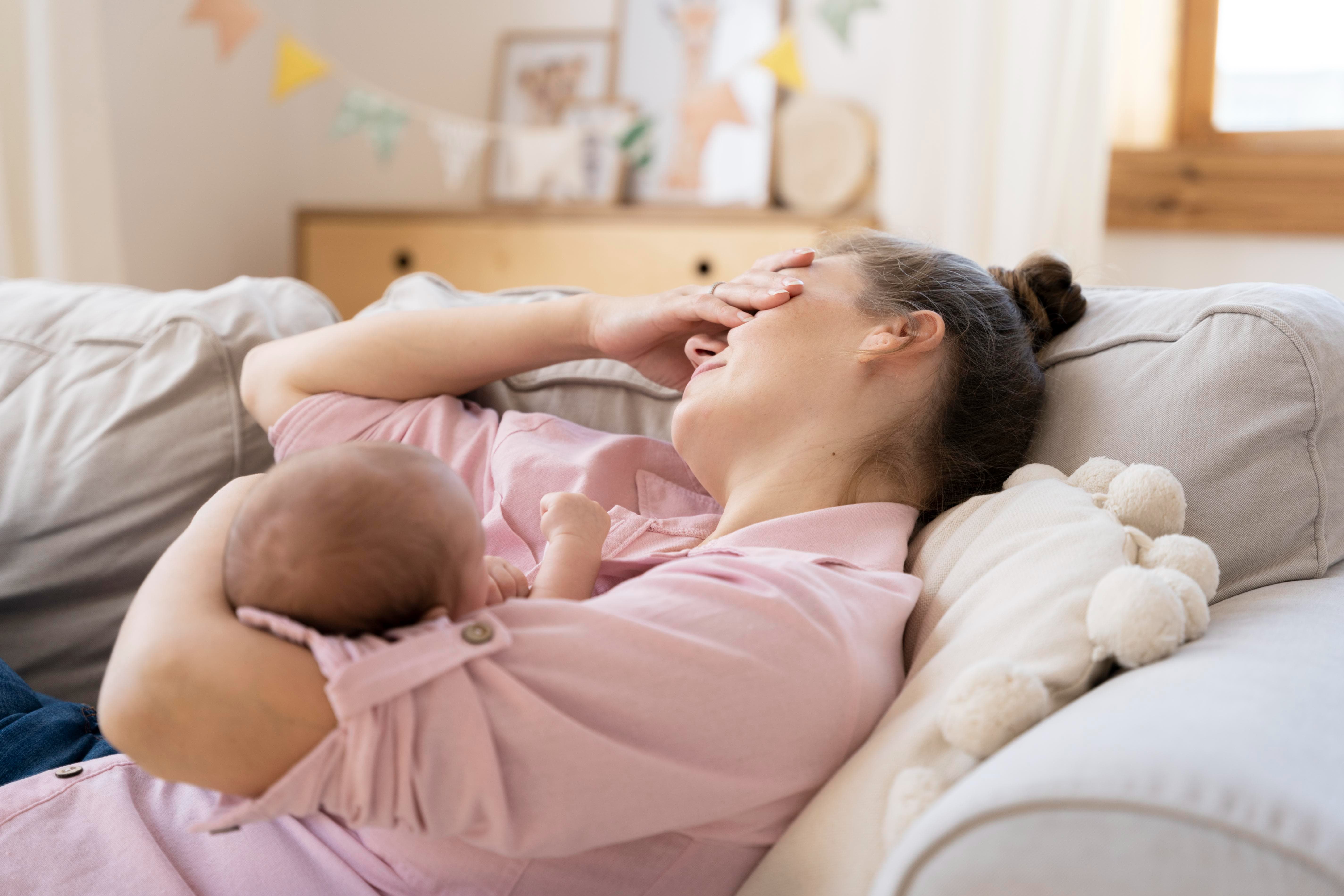 <a href="https://kr.freepik.com/free-photo/postnatal-period-with-mother-child_19121818.htm#from_view=detail_alsolike">출처 freepik</a>