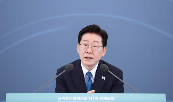이 대통령 네거티브 규제 전환, "첨단산업 안 되는 것 빼고 다 허용한다" 규제합리화 선언
