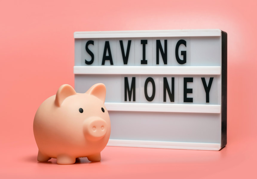 저금통과 Saving Money 문구로 표현한 꾸준한 저축과 투자