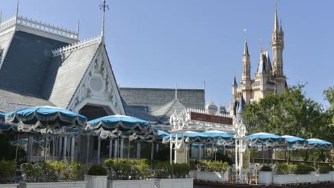 중세시대 궁전같은 식당의 외관