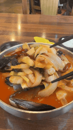 광교반점 고추해물짬뽕 휘젓는 장면 - 김이 모락모락 나는 짬뽕