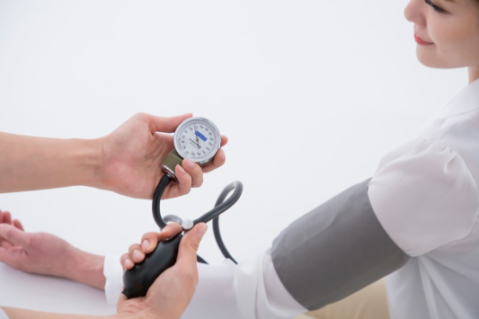 혈압을-재고있는-여성