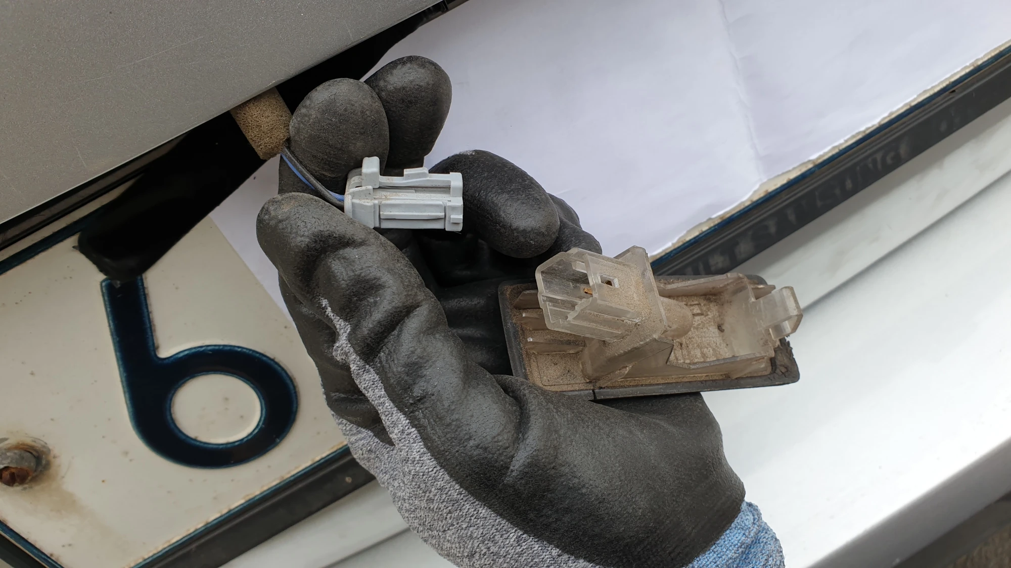 번호판 전구 전원 분리 모습