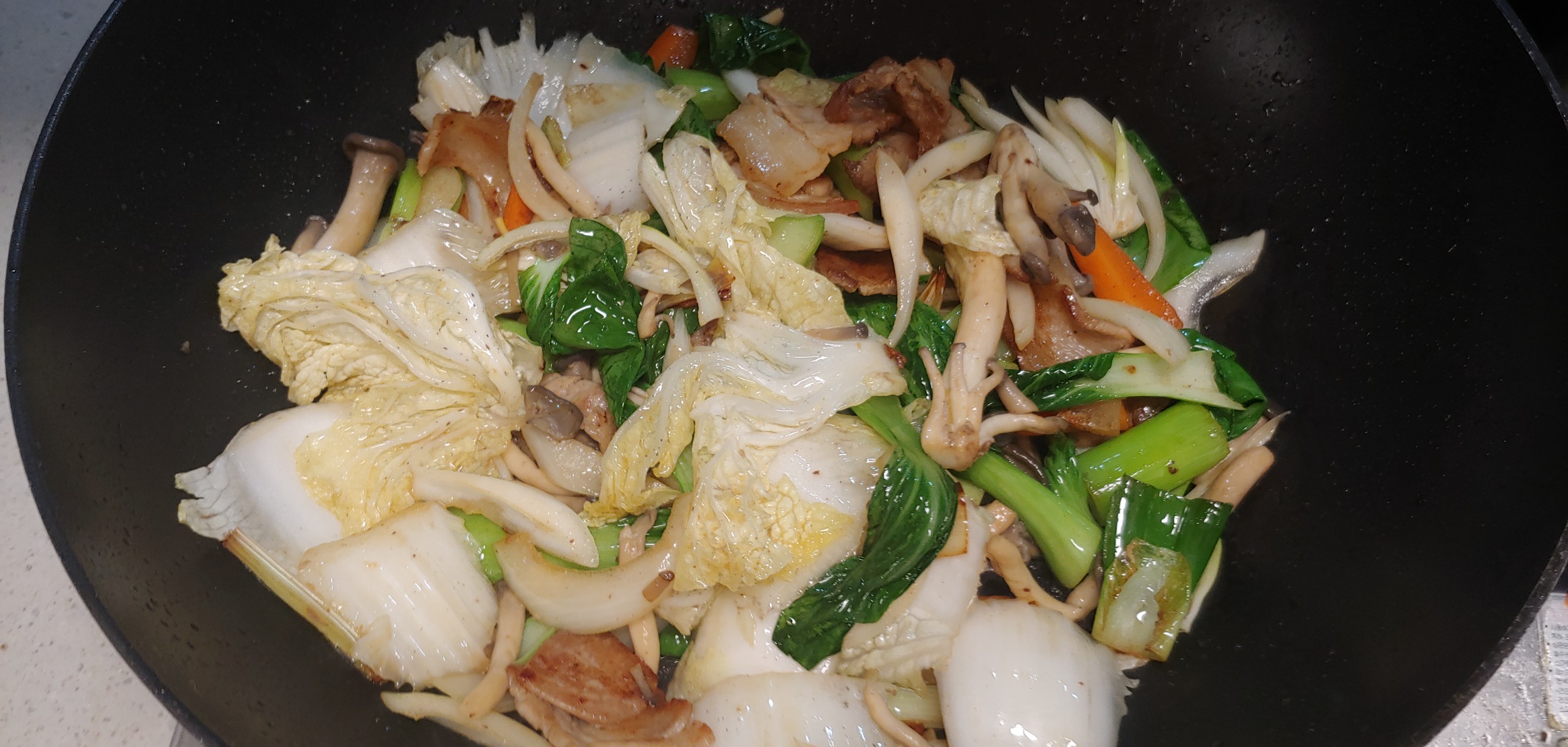 남은 야채들도 모두 넣어 볶아주세요. 숙주가 없던게 아쉽네요. 숙주 넣으면 확실히 더 시원하고 맛있습니다.