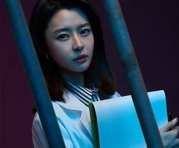 닥터프리즈너의 주인공 권나라의 대표 홍보 포스터입니다. 한소금 역을 맡았습니다.