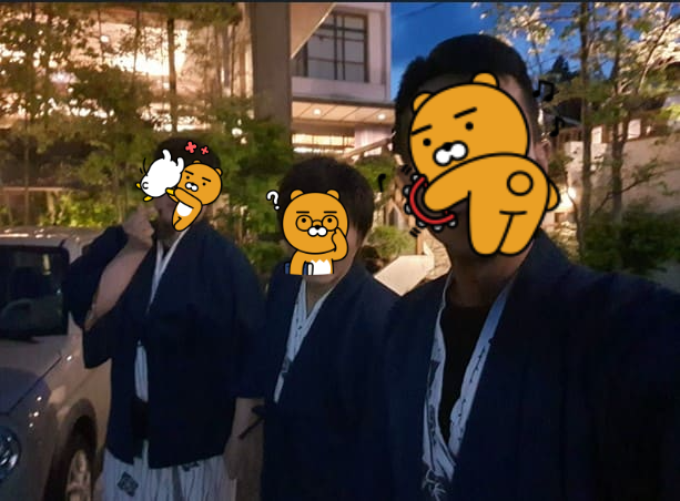 남자 3명이 호텔 외부에 서있다