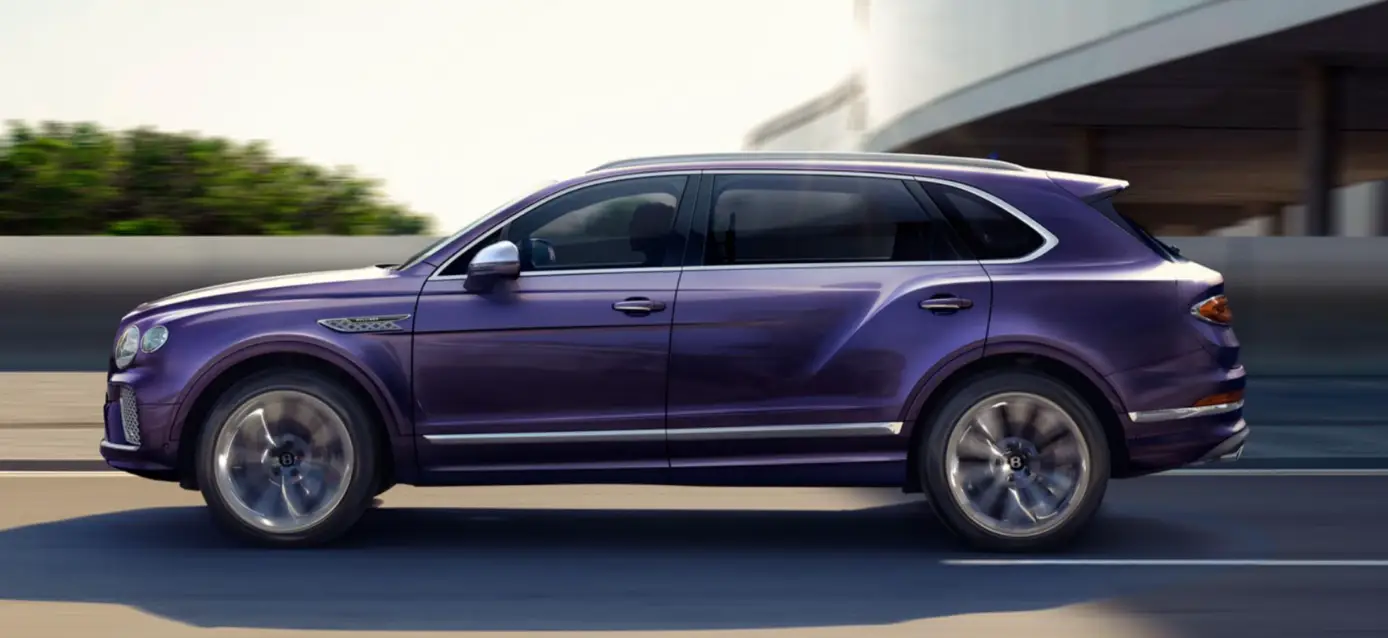 도로위 보라색 차량이 달리는 모습