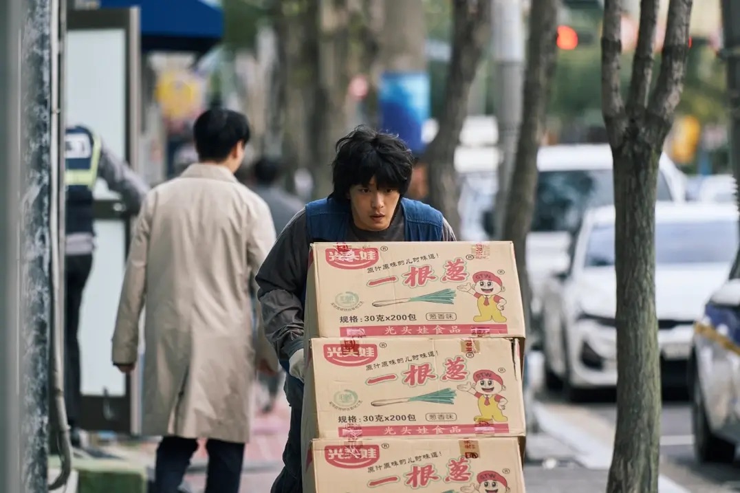 택배 박스를 배달 중인 장강