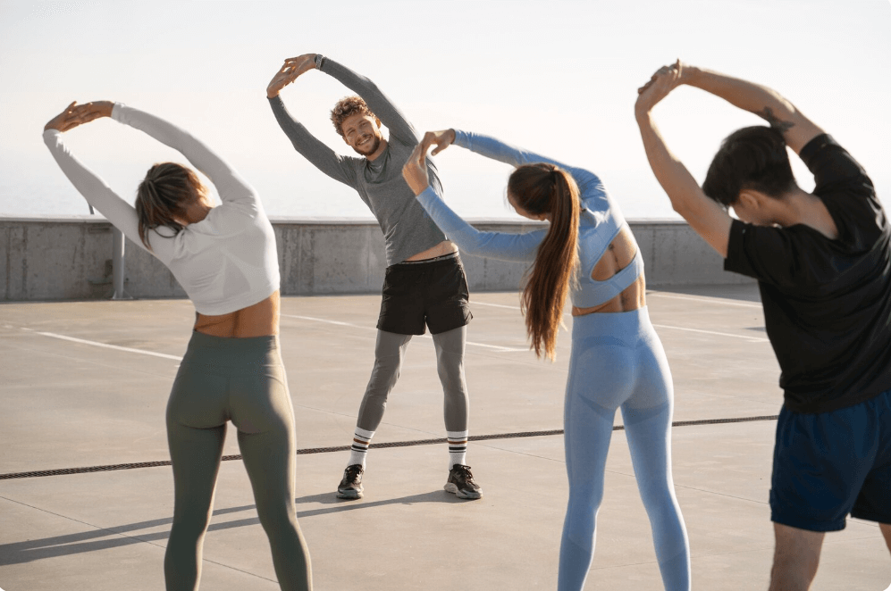 야외에서 단체로 스트레칭하는 모습