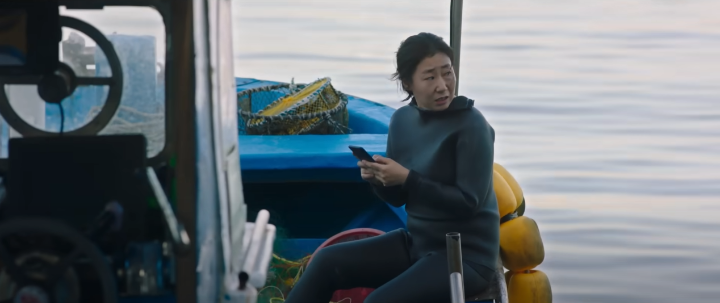 정직한후보2공식예고편스틸컷_잠수복을입고있는라미란