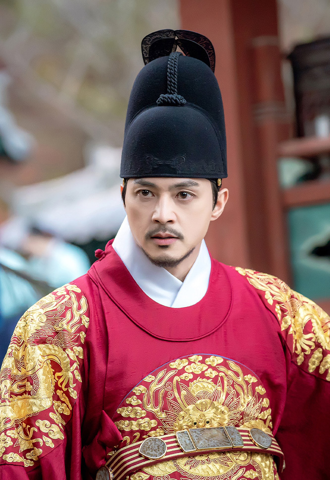 김지훈이 왕의 복장을 하고 있다.