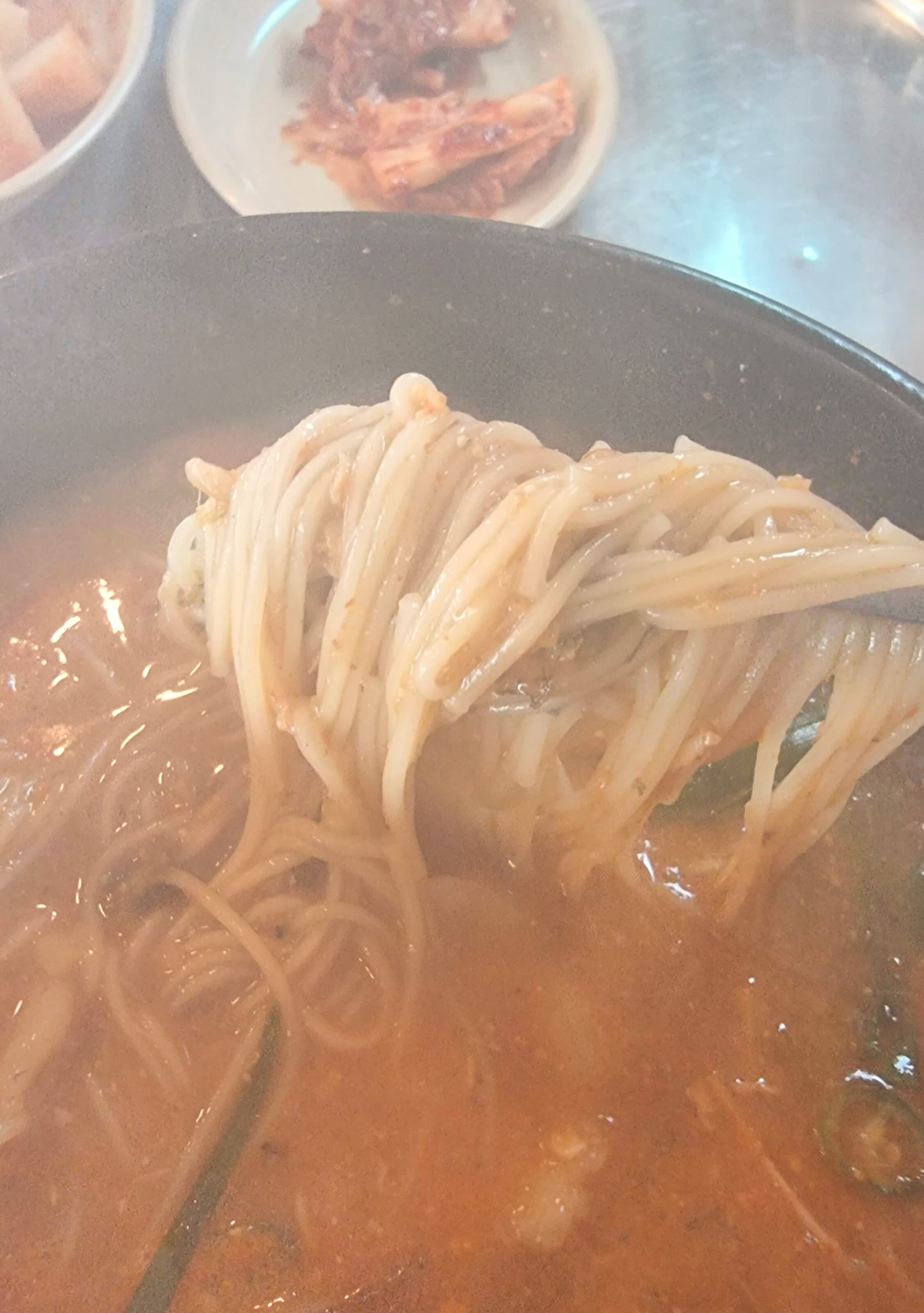 뜨거워서 김이 나는 어죽 안에 국수