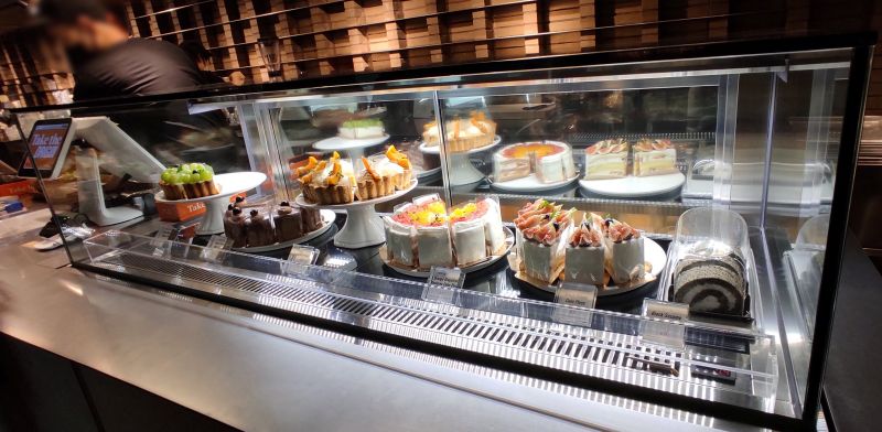 계산대 앞에 있는 케이크