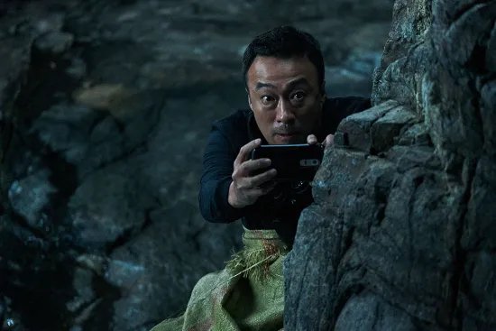 구종진(조진웅)을 미행하는 최대호(이성민)