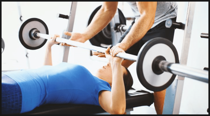 웨이트 트레이닝 하는 모습