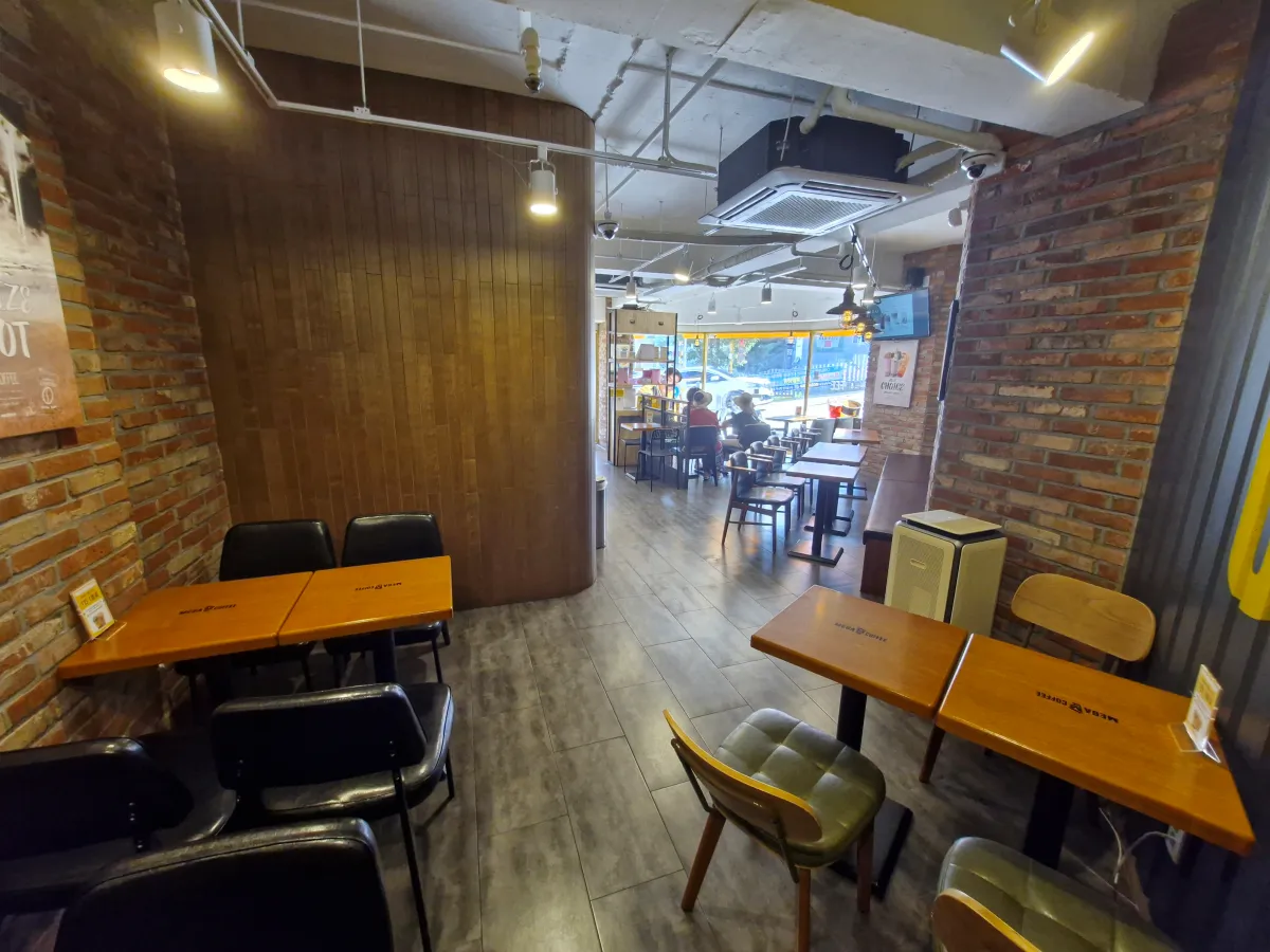 테이블이-많이있는-카페내부