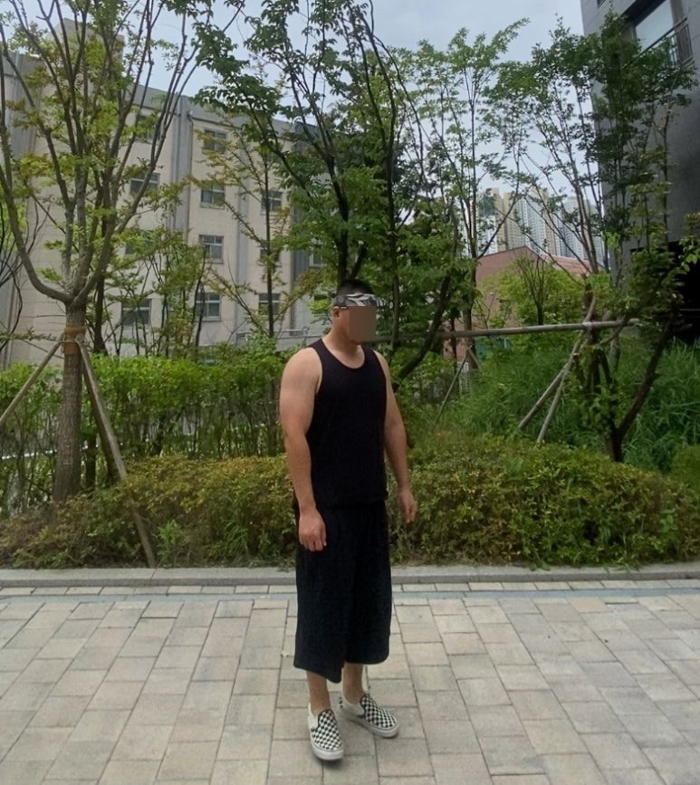 데일리룩('26. 8. 15.)후드후드 빈티지 카모 반다나 밀리터리, 무신사 무신사스탠다드 슬리브리스 민소매 나시, 무신사스탠다드 무신사 와이드 버뮤다 팬츠, 반스 체커보드 슬립온